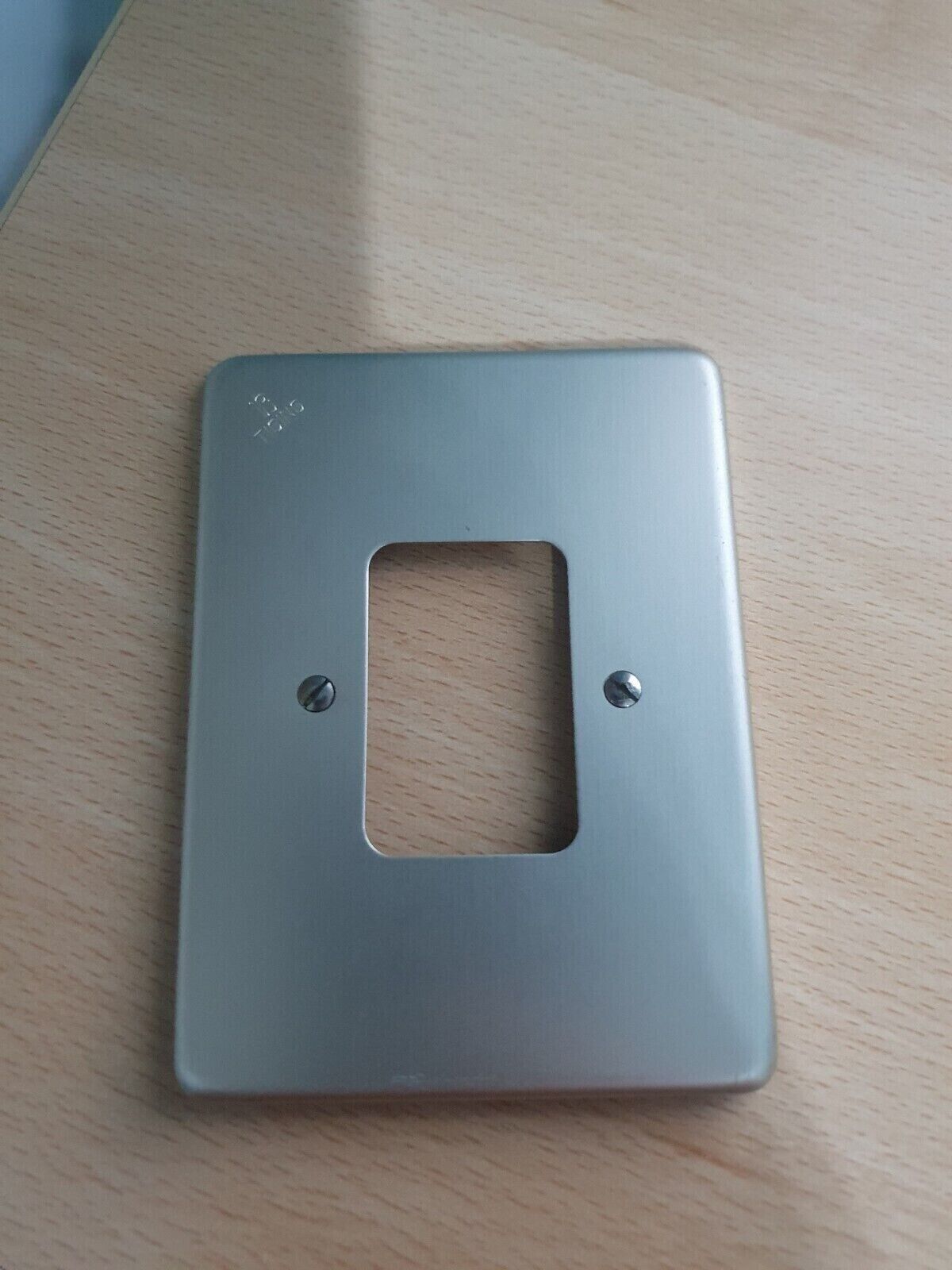 Placca serie piuma bticino art.039 per presa da 10 e 16A con collare allumin an
