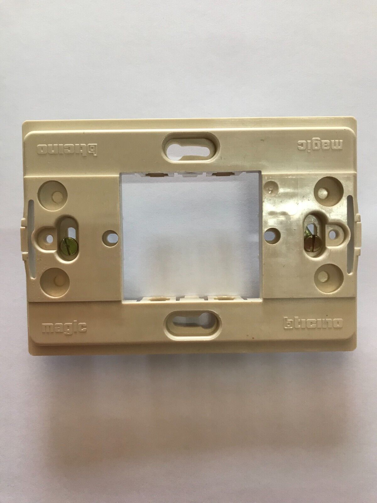 SUPPORTO SERIE MAGIC SCHUKO BIANCO Bticino PER SCATOLA RETTANGOLARE