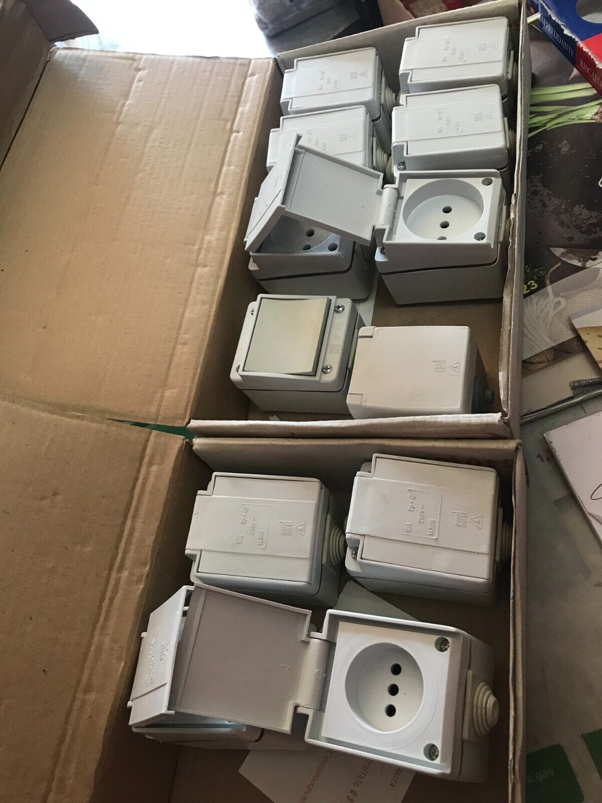 Vendo in blocco 7 prese 16A + 1 interruttore + 4 prese 10A SAREL